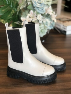 BOTA CHELSEA COURO OFF WHITE SOLADO PRETO - MODA FEMININA | MARLI MARANHA CONCEPT STORE