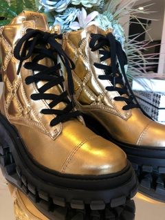 BOTA CANO MÉDIO MATELASSÊ TRATORADA ORLY METALIC DOURADA - MODA FEMININA | MARLI MARANHA CONCEPT STORE - comprar online