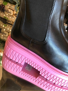 BOTA CHELSEA COURO PRETA SOLADO PINK - MODA FEMININA | MARLI MARANHA CONCEPT STORE - comprar online