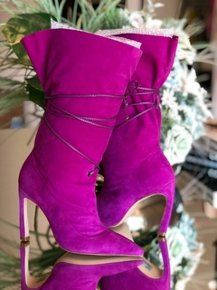 BOTA SALTO ALTO COURO ROXO SUEDE BOOT SCHUTZ - MODA FEMININA | MARLI MARANHA CONCEPT STORE