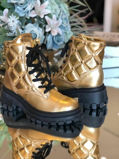 BOTA CANO MÉDIO MATELASSÊ TRATORADA ORLY METALIC DOURADA - MODA FEMININA | MARLI MARANHA CONCEPT STORE na internet