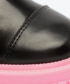 BOTA CHELSEA COURO PRETA SOLADO PINK - MODA FEMININA | MARLI MARANHA CONCEPT STORE na internet