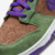 Close-up do Nike Dunk Low Veneer, destacando o cabedal em camurça nas cores marrom, verde e detalhes em roxo.