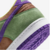 Detalhe do calcanhar do Nike Dunk Low Veneer, mostrando as cores verde, marrom e roxo.