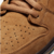 Close-up do Nike SB Dunk Low PRO Wheat, mostrando detalhes do couro camurça e os cadarços.