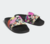 Chinelo Adidas PRIDE - LOVE UNITED com estampas coloridas e tiras largas.