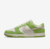 Tênis Nike Dunk Low na cor verde com detalhes em branco e estampa Safari no swoosh.