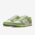 Tenis Nike Dunk Low Safari Swoosh Chlorophyll em verde e branco, com detalhes em camurça e logo Nike em animal print.