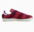 Tenis Adidas Campus 80s na cor vermelho com listras em tom mais escuro e detalhes em roxo.