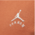 Detalhe do moletom Air Jordan com logo clássico em branco sobre fundo laranja.