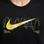 Camiseta Nike Masculina com swoosh gráfico em ondas - Fiofio Magazine