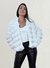 o casaco/ jaqueta de pêlo off white com capuz Butiqueterapia, é gostoso ao toque, todo peluciado por fora, estilo puffer com camadas fofas empelos, possui zíper para fechamento na cor prata e bolsos laterais. esse casaco feminino é elegante e muito quente