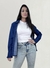 Camisa jeans escuro feminina acinturada Butiqueterapia, com mangas compridas, elastano, botões para fechamento, modelagem acinturada e detalhe com abertura no punho. 