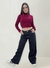 A calça wide leg jeans preta cintura alta Butiqueterapia possui modelagem ampla, o teciso em jeans macio preto estonado de ótima qualidade, fechamento por zíper e botão, bolsos na parte da frente e atrás, com cintura alta, caimento perfeito.