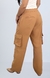 Calça cargo reta de viscose com bolso lateral, vista traseira, em tom caramelo.