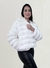 o casaco/ jaqueta de pêlo off white com capuz Butiqueterapia, é gostoso ao toque, todo peluciado por fora, estilo puffer com camadas fofas empelos, possui zíper para fechamento na cor prata e bolsos laterais. esse casaco feminino é elegante e muito quente