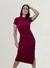 Vestido canelado básico cherry ou cor cereja é justo com fenda lateral Butiqueterapia, possui manca curta, é confortável e casual.