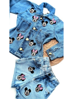 conjunto jeans de blusão e shorts com tema da Minnie