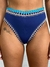 Calcinha Hot Pants de crochê azul com detalhes em tom nude, destacando-se pela faixa na cintura e acabamento delicado.