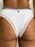 Calcinha Hot Pants de Crochê Branca com detalhes em crochê e cintura alta, vista traseira.