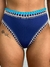 Calcinha hot pants de crochê na cor azul marinho, com detalhes em crochê na cintura e laterais.