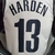 Camiseta regata branca e preta do Brooklyn Nets com o nome "HARDEN" e o número "13" nas costas.