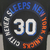 Camiseta regata preta do New York Knicks, com o número 30 e a frase "City Never Sleeps".