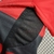 Detalhe da camisa Flamengo I 23/24, com design em vermelho e preto, mostrando a textura do tecido nas mangas.