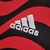 Logotipo da Adidas bordado em uma camisa preta e vermelha do Flamengo III 22/23 para torcedores masculinos.