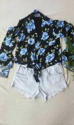 Blusa preta floral azul