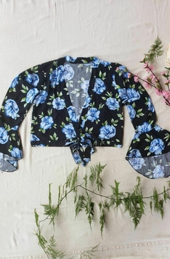 Blusa preta floral azul - comprar online