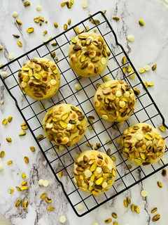 Galletas rellenas de praline de pistache