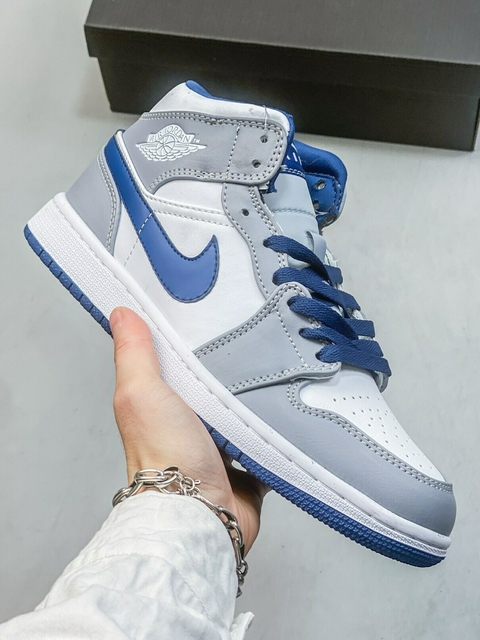 Tenis jordan branco e fashion azul