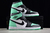 Air Jordan 1 Retro High OG “Green Glow” na internet