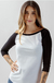 camiseta raglan feminina manga 3/4 cores branco e preto