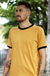 camiseta unissex ringer mostarda e preto