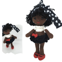 Boneca Juju Amigurumi feita à mão, com detalhe lindo de laço de cabelo. A encantadora boneca Juju Amigurumi é perfeita para decoração e presentes.