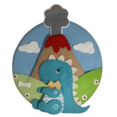 Decoração de quarto infantil com quadro Dino Baby Vulcão em feltro. Transforme a decoração com essa peça única e cheia de personalidade! 