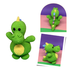 Conheça nosso Baby Dino em amigurumi, uma criação adorável e colorida, perfeita para estimular a imaginação das crianças em brincadeiras pré-históricas.