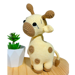 Descubra a encantadora girafa em amigurumi, perfeitamente feita à mão para encantar crianças e colecionadores com seu design único e alegre.