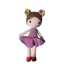 A boneca Chloe em amigurumi não possui boca, para que a criança identifique na boneca a expressão e sentimento que desejar.