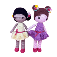 Conheça Chloe, a boneca amigurumi feita à mão, ideal para encantar e inspirar criatividade em crianças com seu estilo único e colorido