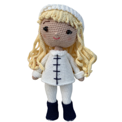 Encante-se com esta adorável boneca em amigurumi, vestida em um traje branco com detalhes, perfeita para presentear e colecionar.