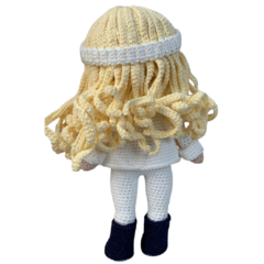 Descubra o charme único desta boneca em amigurumi com cabelo loiro cacheado e um sorriso cativante, ideal para encantar qualquer coleção de brinquedos artesanais.