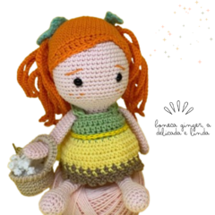 Close-up da boneca Ginger em amigurumi, mostrando detalhes encantadores do trabalho manual e das cores vibrantes que capturam a imaginação das crianças.