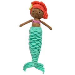 Veja de perto a encantadora sereia em amigurumi, meticulosamente feita à mão, com cauda destacável que adiciona uma dimensão interativa ao brinquedo