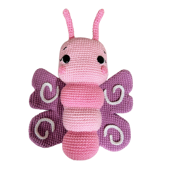 Descubra a beleza encantadora da nossa borboleta em amigurumi, perfeitamente criada para adicionar um toque de natureza e cor a qualquer espaço.