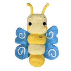 Admire a borboleta em amigurumi em sua plenitude, uma criação colorida e alegre ideal para enfeitar quartos infantis ou áreas de estar.