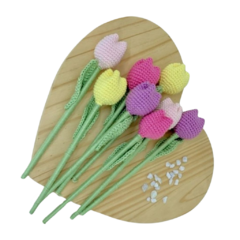 Admire este vibrante buquê de tulipas em amigurumi, cada flor meticulosamente crochê e unidas por um elegante cordão de correntinhas, perfeito para decoração eco-friendly.