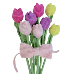 Visão completa do buquê de oito tulipas em amigurumi, presas por um laço de crochê, apresentando uma alternativa encantadora e duradoura a flores tradicionais para qualquer ocasião.